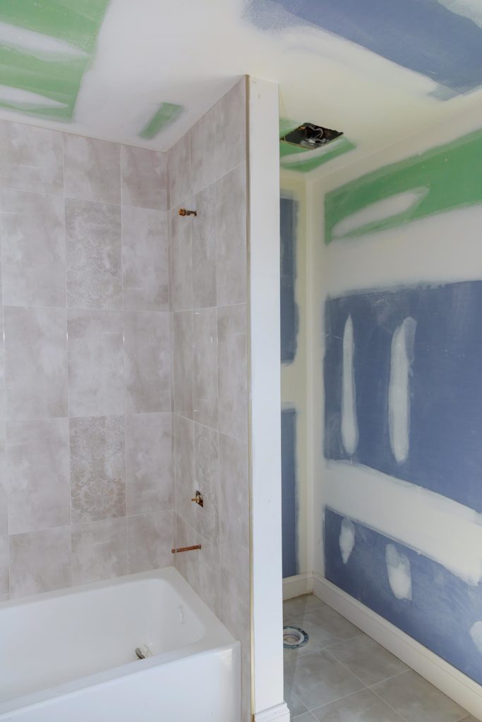 Renovación del interior de baño moderno con bañera y ducha en una casa nueva