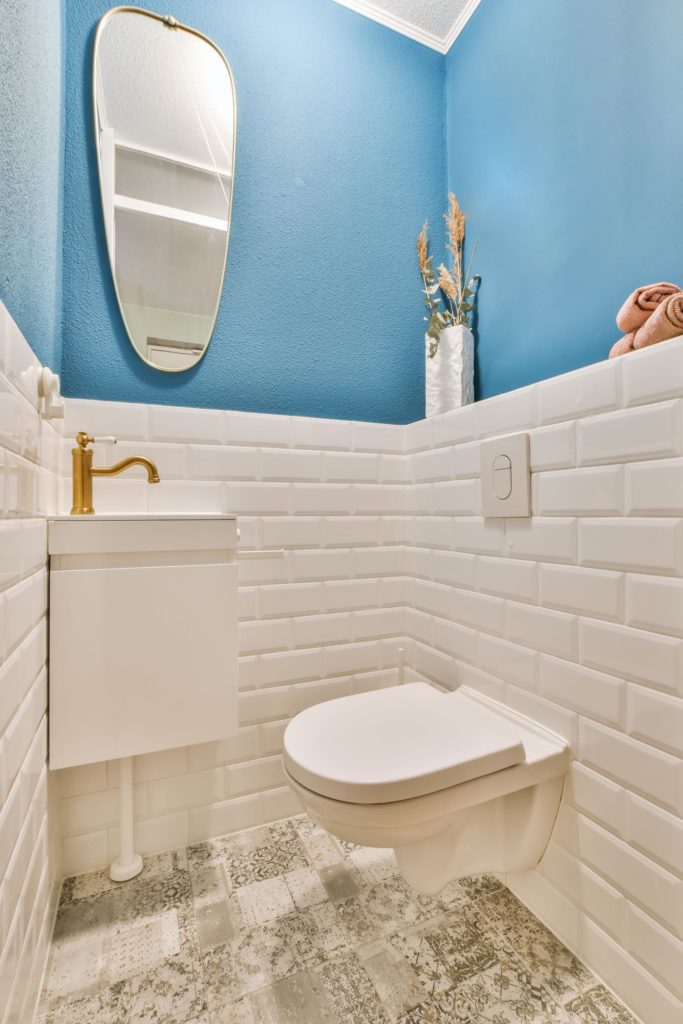 Reforma low cost en baños con pintura impermeable en Castellón