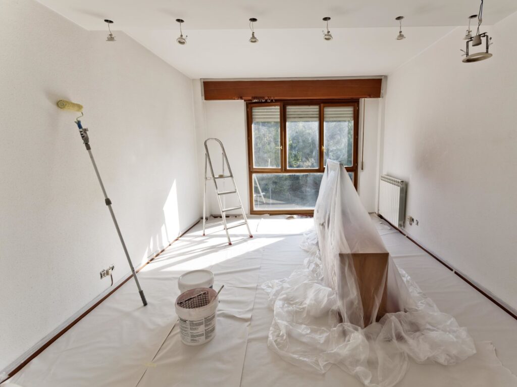 Herramientas de pintura en una habitación vacía