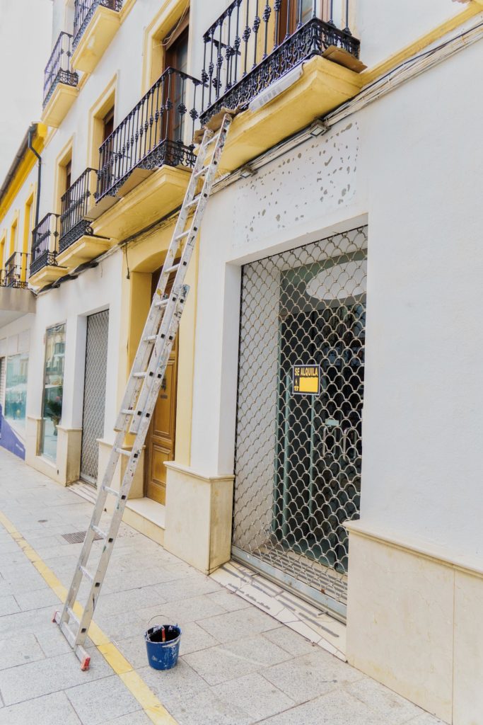 local en reforma escalera zona fachada