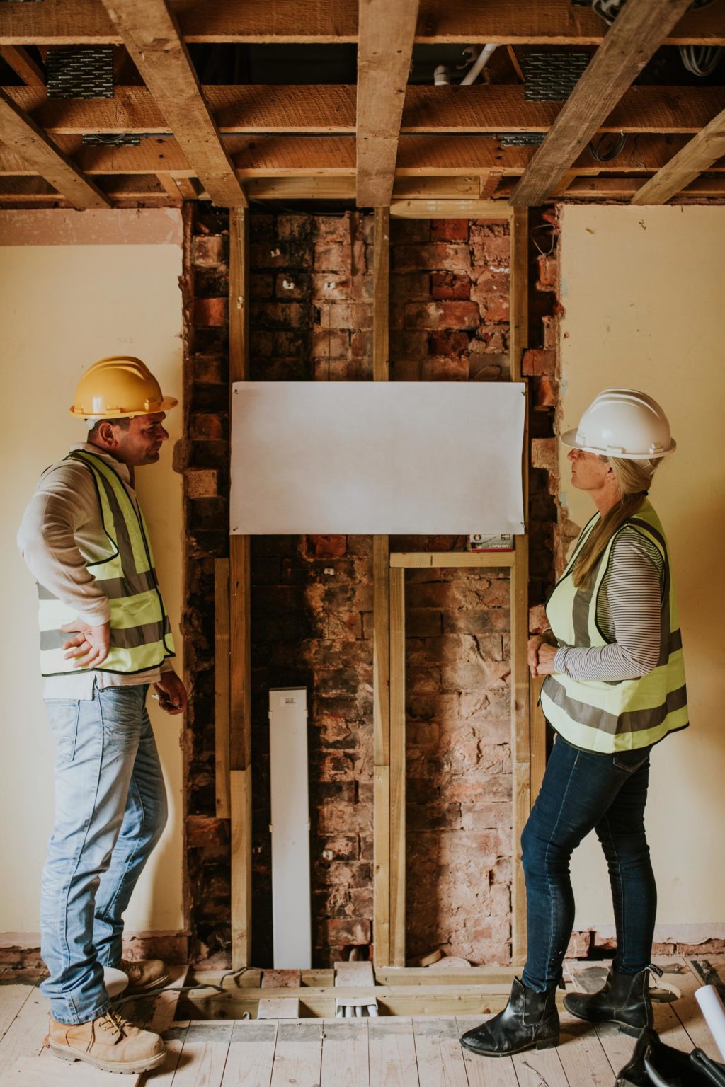 Equipo de construcción con papel vacío en el lugar de trabajo