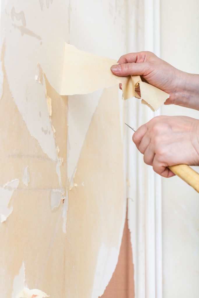 removiendo papel pintado pared