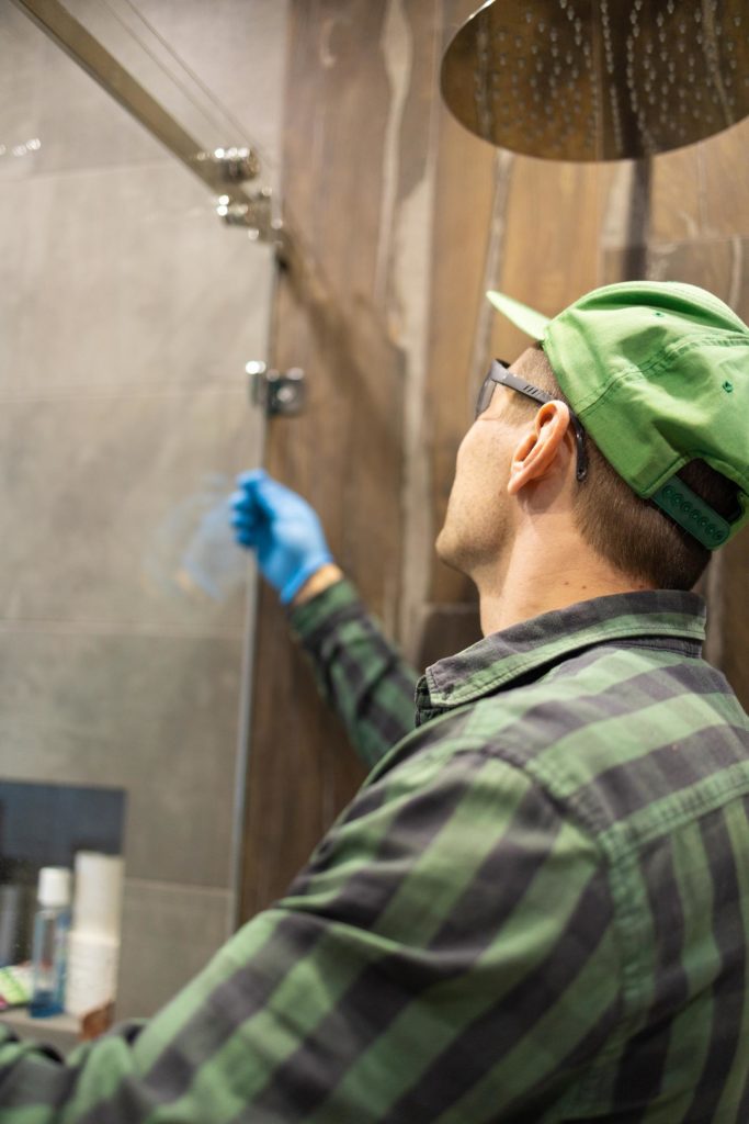 trabajadores instalando puerta cristal ducha