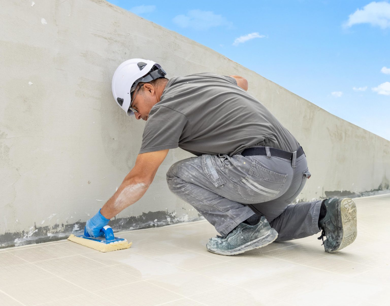 Artesano limpiando superficie con ropa gris