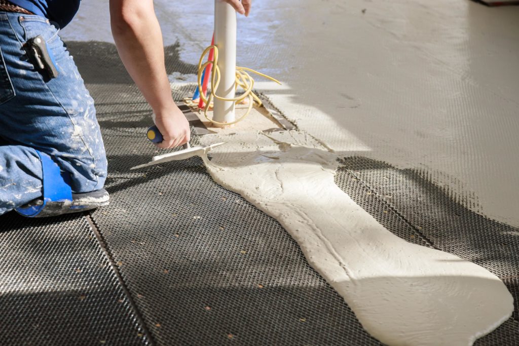 Preparación del suelo para vertido de hormigón en obra