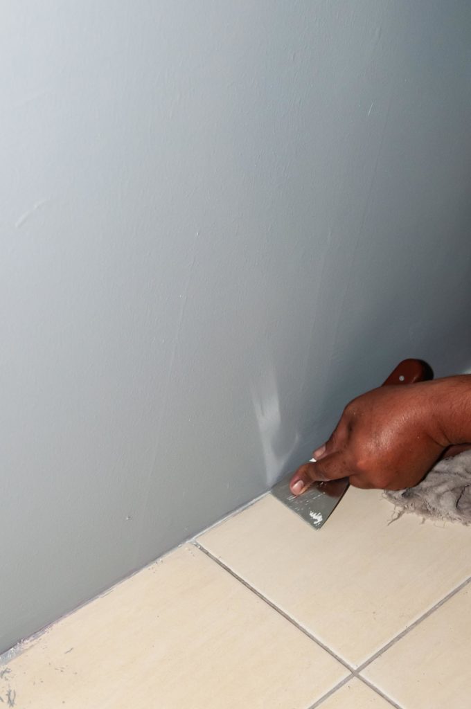 raspado de pinturas secas en el suelo durante limpieza de casa