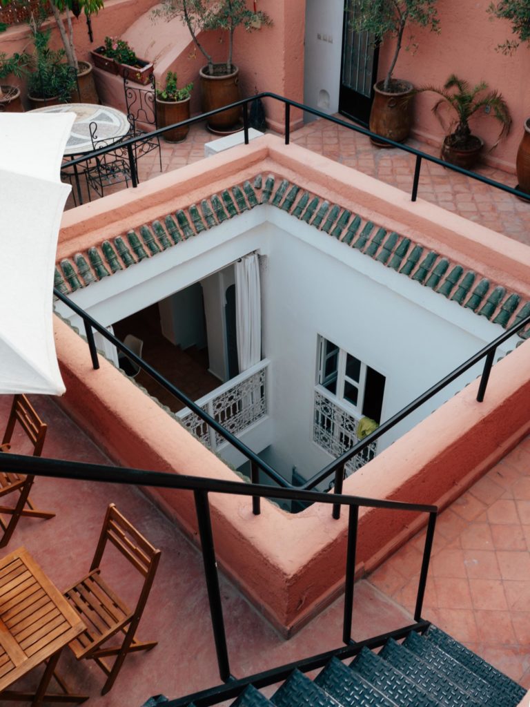 Reforma de patio terraza mediterráneo con plantas