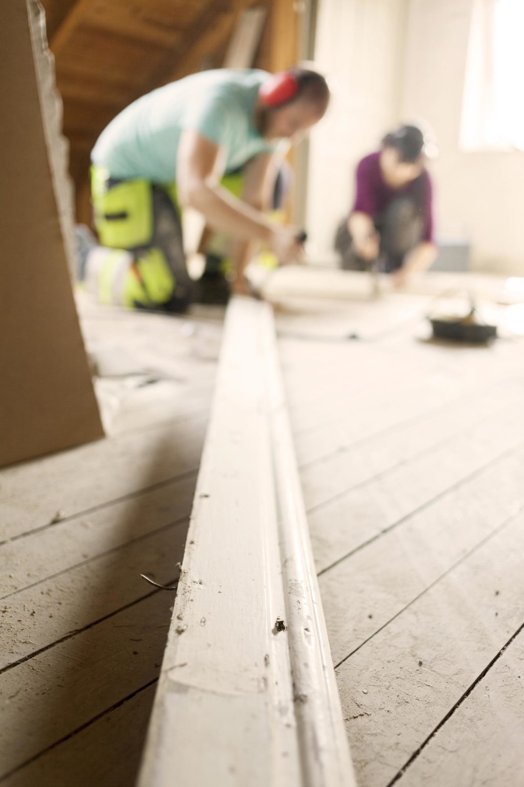 Pareja trabajando en la renovación de un ático antiguo