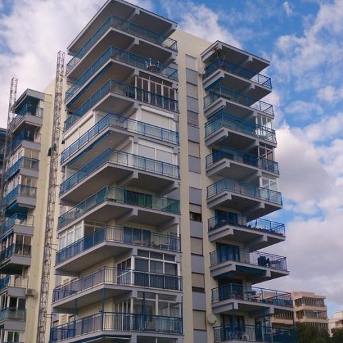 Salitre en fachadas de Castellón: cómo evitar que avance